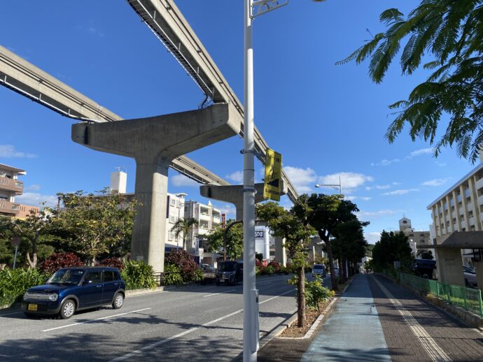 ゆいレール沿いの道
