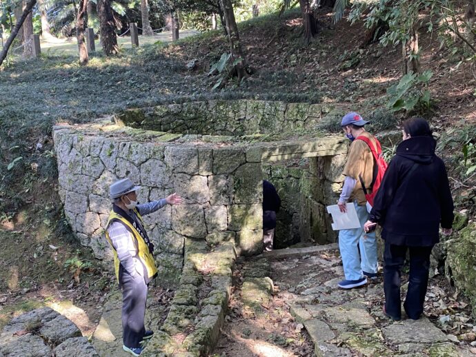 森川公園を見学する人々