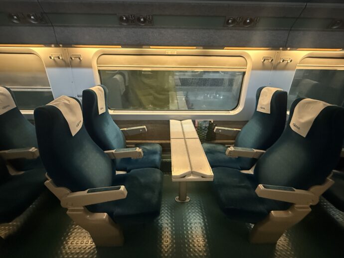 向かい合わせ席