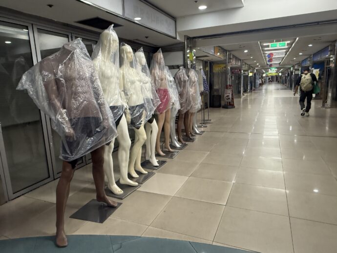 地下通路のマネキン