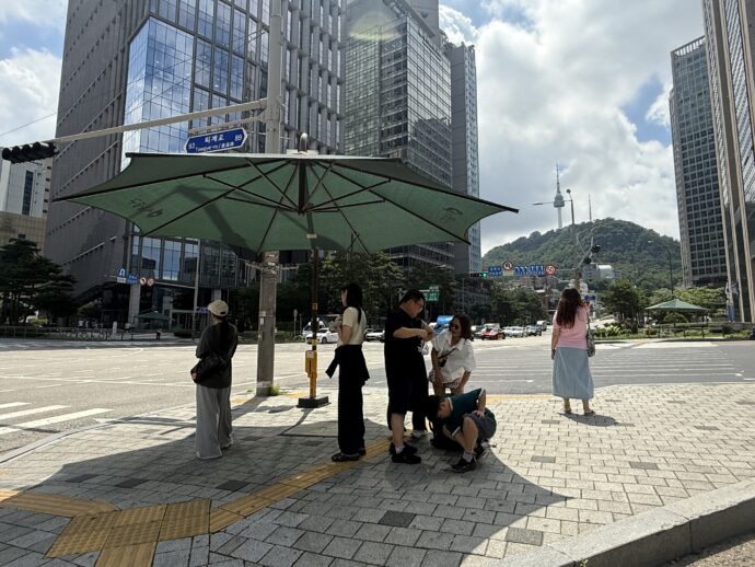 大きいパラソルのある交差点