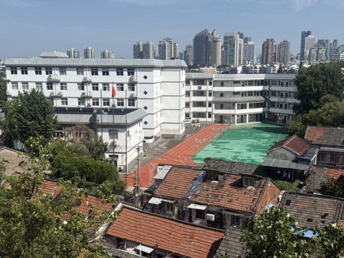 中華門からみた小学校