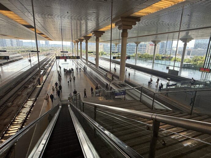 南京南駅のホームいきエスカレーター