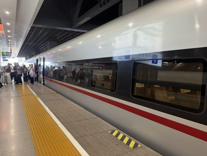 上海虹東に到着した高速鉄道
