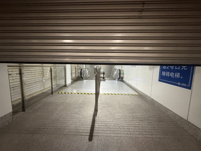 開扉するシャッター