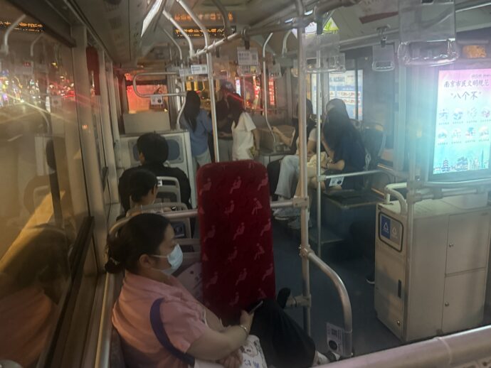 バス車内