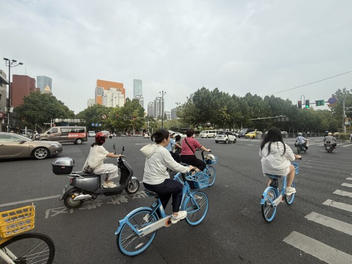 自転車に乗る人々