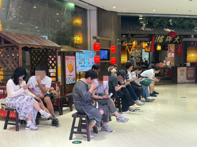 入店待ちの人