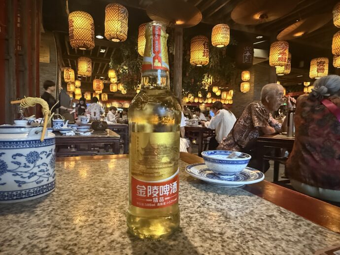 屋台風の店内とビール