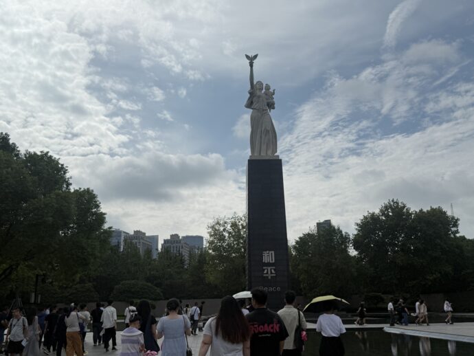 和平公園と像
