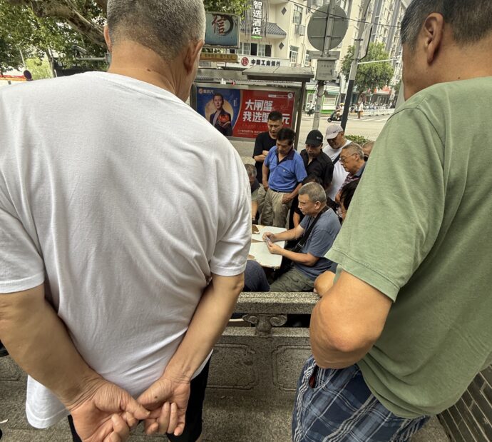 ゲームに興じる男性