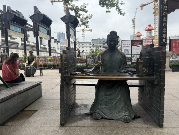 科挙の石像