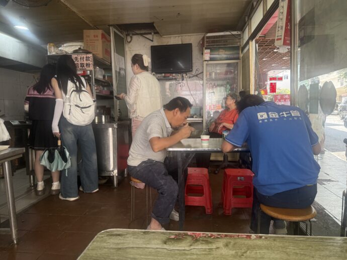混雑した店内