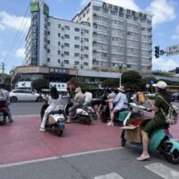 電動バイク勢に囲まれる