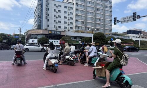 電動バイク勢に囲まれる