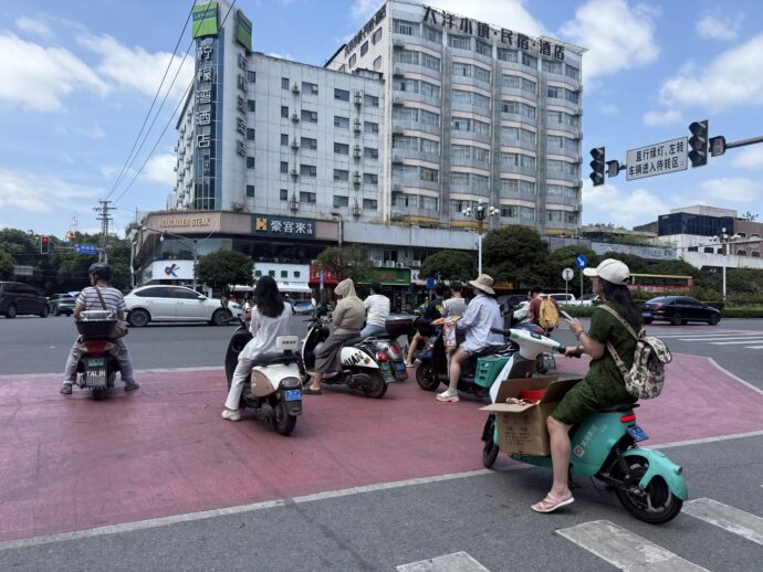 電動バイク勢に囲まれる