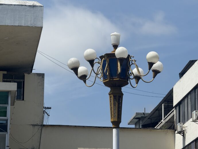 巨大な電灯
