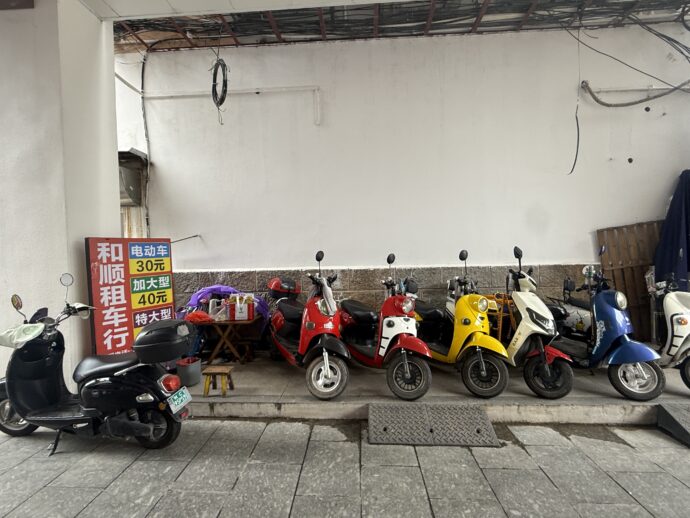 ホテルの前に並べられたバイク