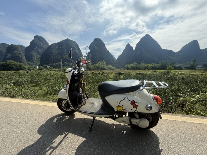 キティバイクとカルスト奇岩