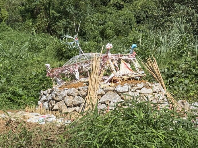 崩れた石垣の建物