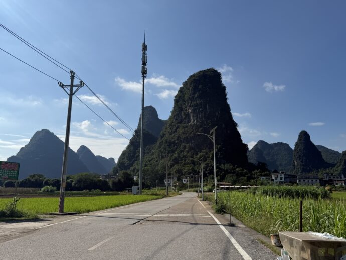 カルスト奇岩と道路