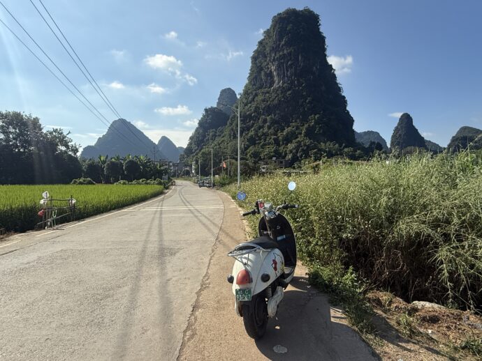 カルスト奇岩と道路