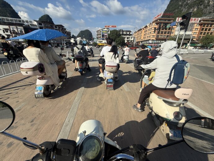 電動バイクの群れ