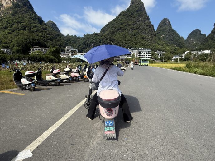 電動バイクにのる女性
