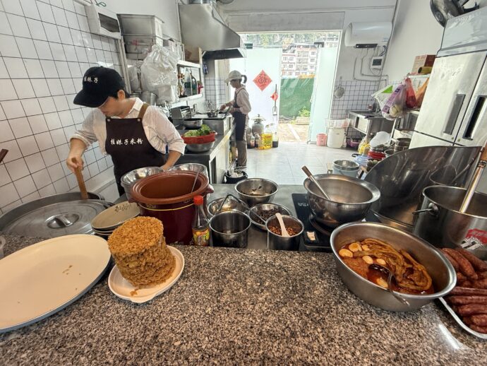 オープンで明るい照明のお店