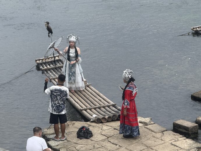 いかだで写真撮影