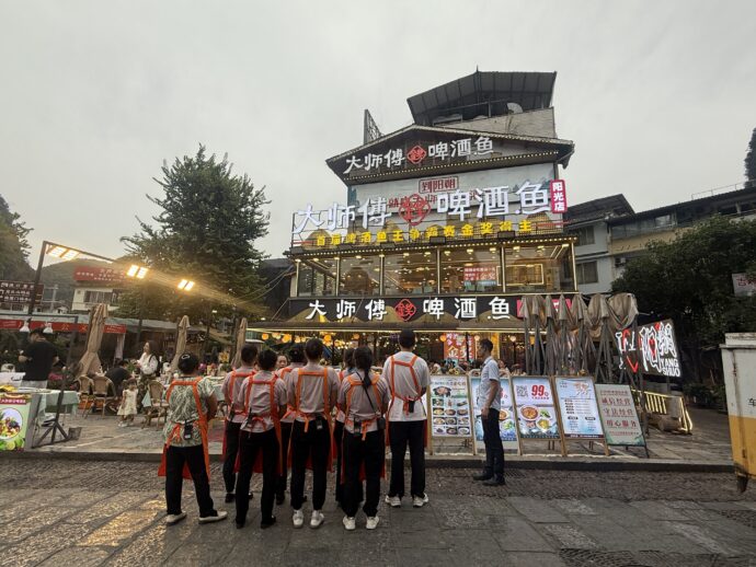 朝礼中の店員