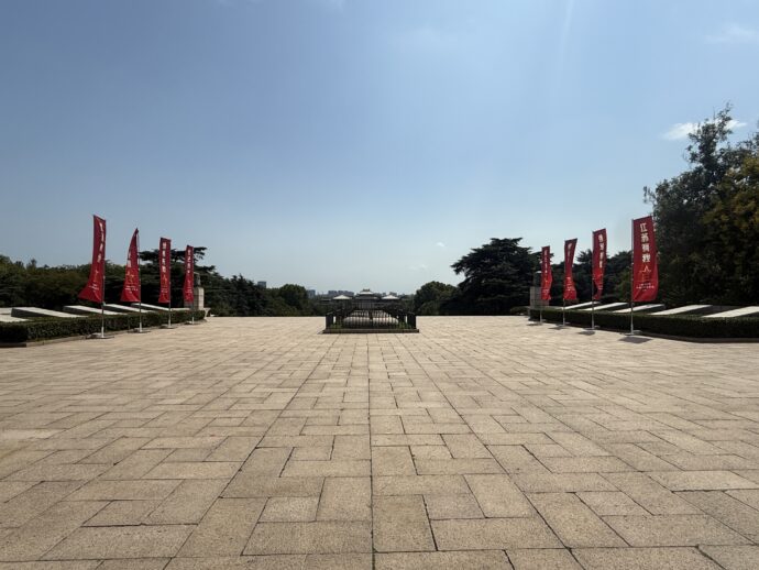 烈士紀念碑広場