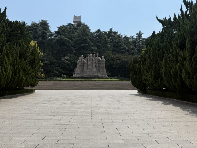 烈士群彫への参道