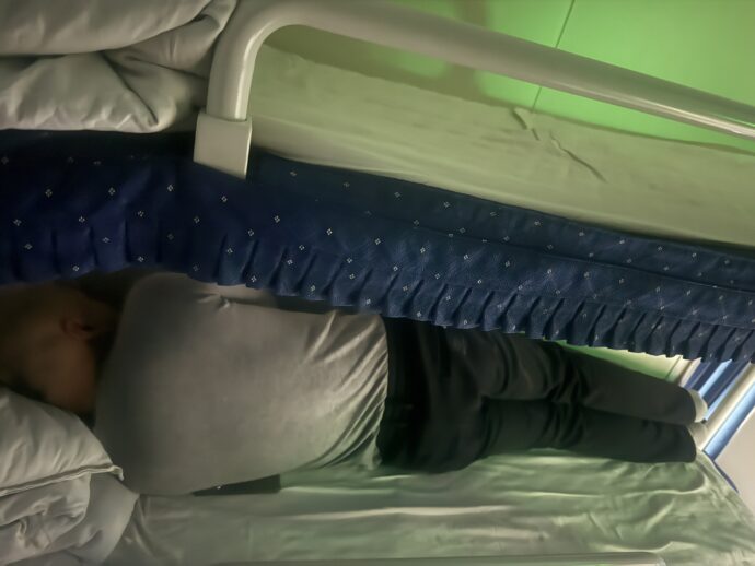 狭そうなベッド