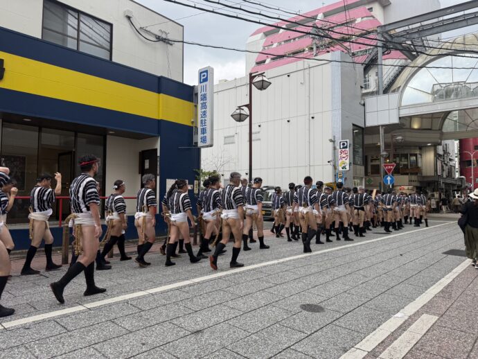 練り歩く男性たち