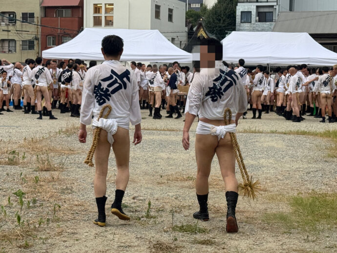 集合する男性たち