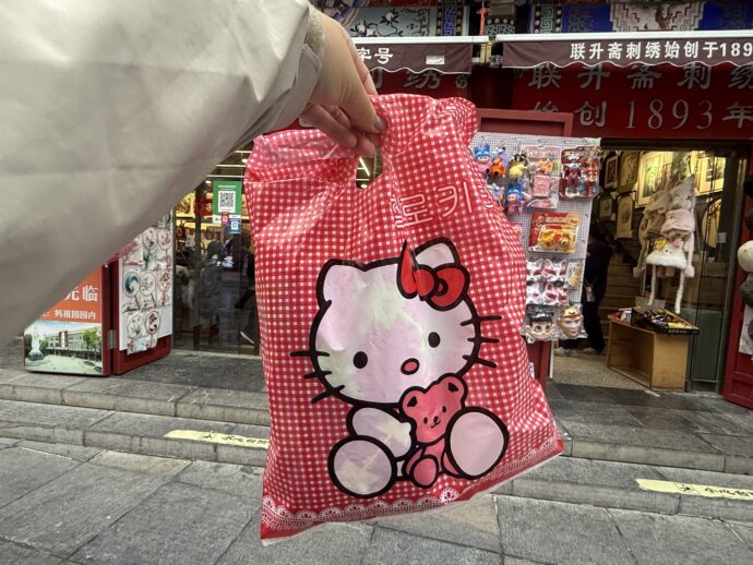 ショップバッグはキティちゃん