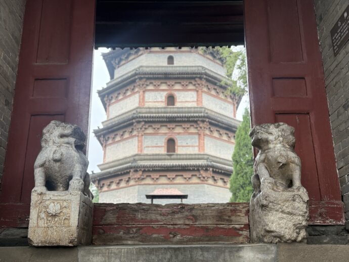 重門からのぞく凌霄塔