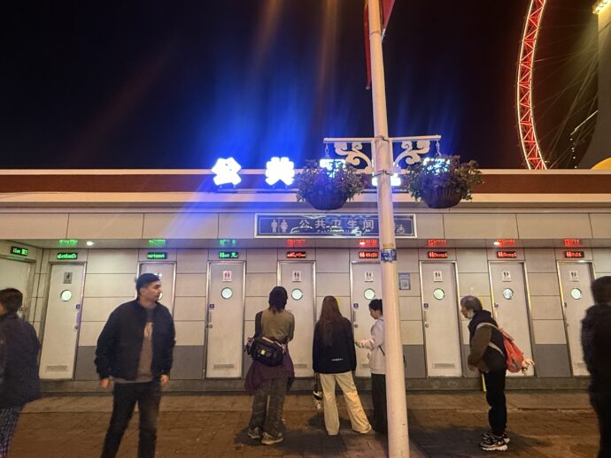 道路沿いにありオープンな公衆トイレ