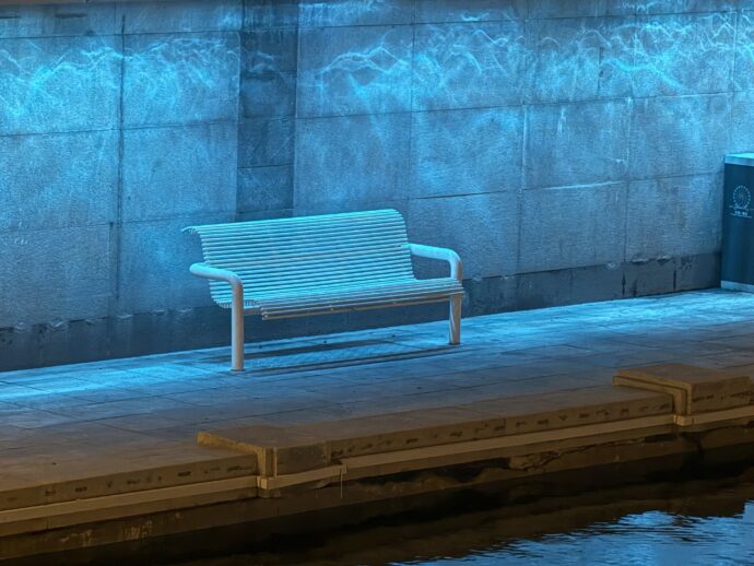 水色のなかのベンチ