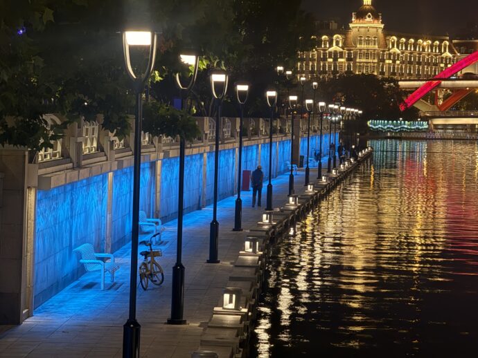 ブルーのライトの道