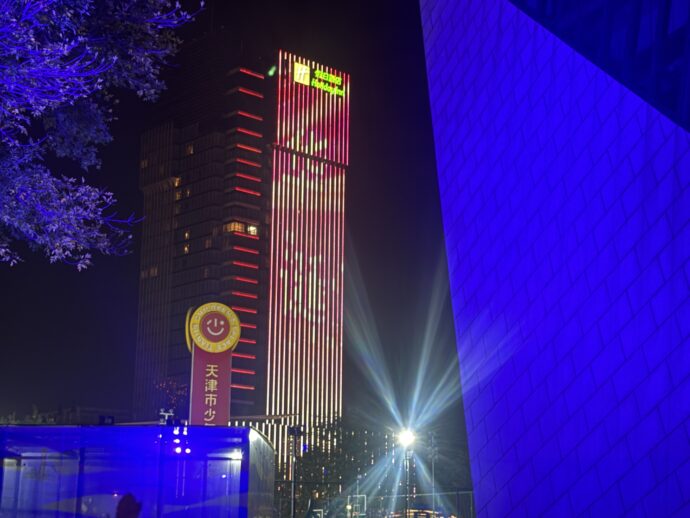 レッドの超高層ビル