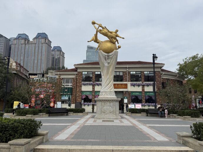 金色のオブジェ