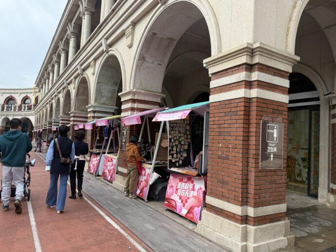 ショップが並ぶ