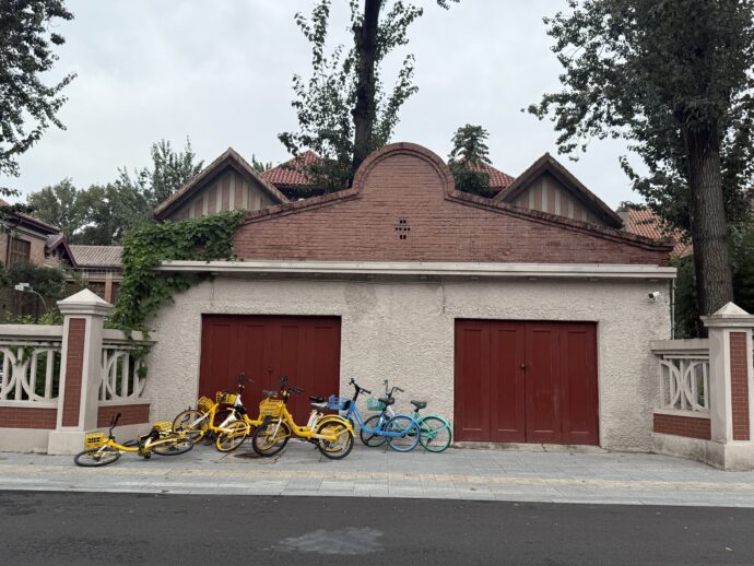 自転車のならぶ家