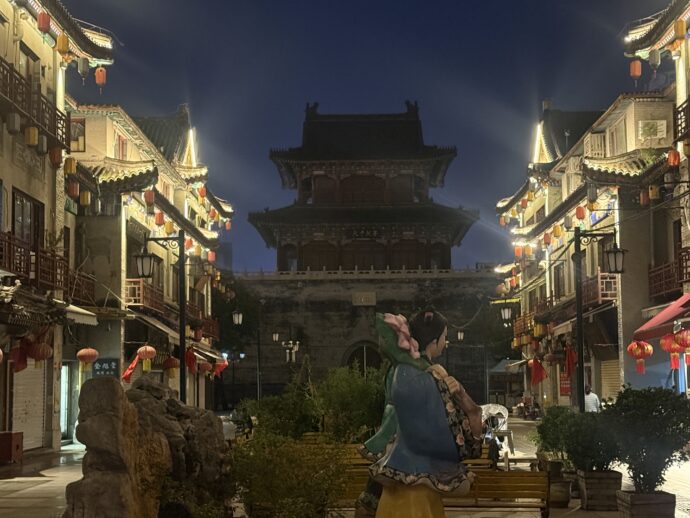 吊るされた大量のランタンと鼓楼