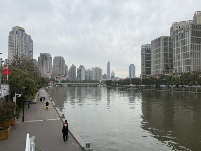 海河ぞいの遊歩道