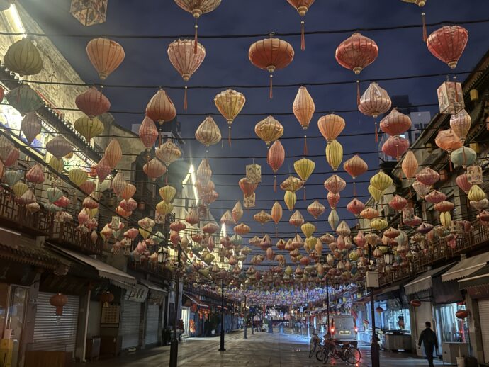 頭上に吊るされたランタン