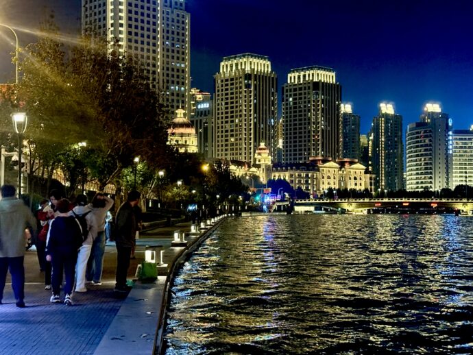 運河沿いの遊歩道