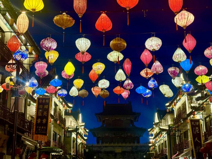ランタンのかかる鼓楼
